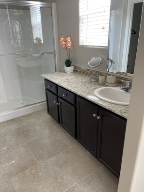 Combined shower/bathtub, towels - At last a new beautiful house is yours to enjoy (Clovis)