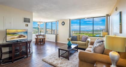 Waikiki Penthouse with Incredible Views & Pool (Sleeps 6)