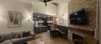 Newly renovated Large 3 bed townhouse + 2 car garage close to slopes & village