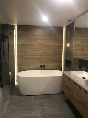 Badewanne, Whirlpool, Haartrockner, Handtücher