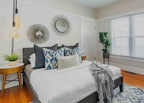 3 bedrooms, desk, iron/ironing board, travel cot - Beautiful historic home and gardens near downtown! (San Diego)