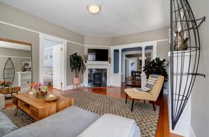 Smart TV, fireplace - Beautiful historic home and gardens near downtown! (San Diego)
