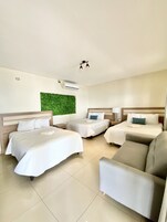 Habitación triple estándar | Mobiliario individual, tabla de planchar con plancha, wifi gratis