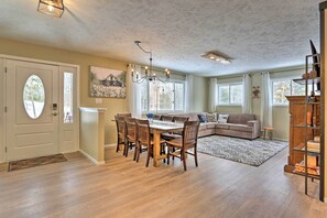 Interior - Large Private Rustic Retreat w/hot tub, fire pit, game room (bartonsville)