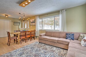 TV connectée, cheminée, jeux vidéo, livres