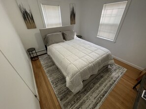 2 bedrooms, desk, iron/ironing board, free WiFi - Boston’s Best! Free parking! 2 Bdrm apt with backyard, patio and parking (Hyde Park)