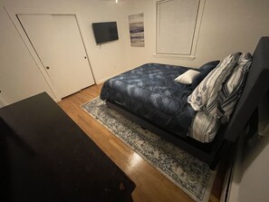 2 quartos, escrivaninha, ferros/tábuas de passar roupa