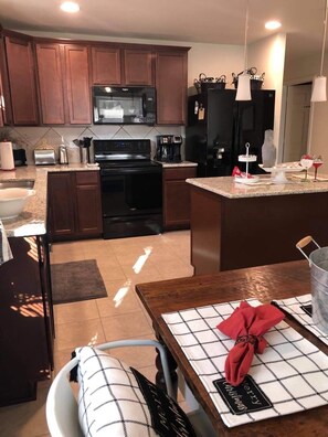 ثلاجة، ميكروويف، فرن، موقد طهي مسطح