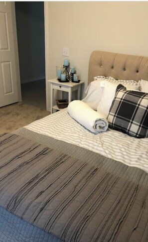 4 عدّة غرف نوم ومكتب ومكواة/لوح كي وسرير سفر