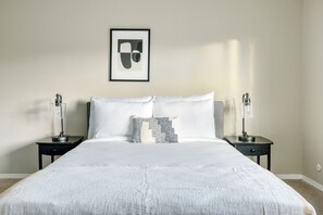 3 bedrooms, iron/ironing board, WiFi, bed sheets - Generous Sunnyvale 3BR w/ Pool, Gym, A/C, near Caltrain, by Blueground (Sunnyvale)