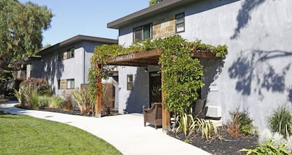 Spacious Mountain View 3BR w/ W/D, A/C and Fire Pit, by Blueground