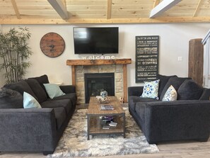 Smart TV, fireplace - ReTreat yourself with this sunny A-frame experience (delta)