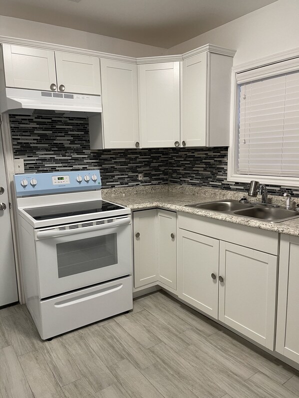 Fridge, oven, stovetop, cookware/dishes/utensils