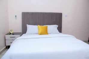 2 عدّة غرف نوم ومكواة/لوح كي وواي فاي وملاءات أسرّة