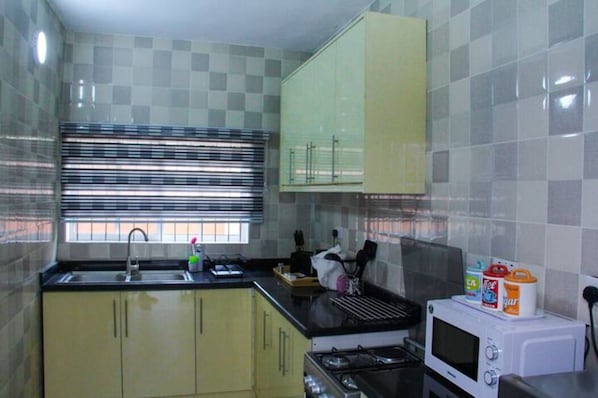 ثلاجة، ميكروويف، فرن، موقد طهي مسطح