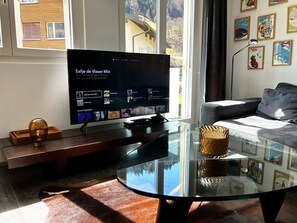 Fernseher, Kamin, DVD-Player