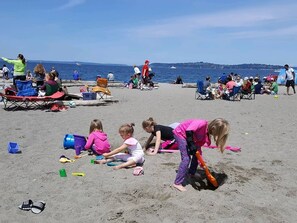 Beach nearby, sun-loungers, beach towels