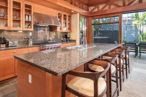 Private kitchen - Balinese-style home in Pauoa Beach Hawaii (Waimea)