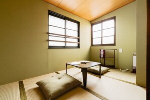 Casa básica | 3 dormitorios, decoración individual, mobiliario individual y escritorio