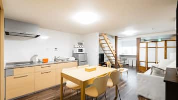 Basic House | Private kitchen | Fridge, microwave, stovetop, electric kettle