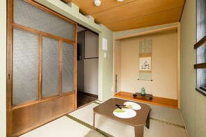 3 bedrooms, individually decorated, individually furnished, desk - En Sagisu OF1 (Osaka)