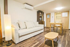 Casa básica | 3 dormitorios, decoración individual, mobiliario individual y escritorio