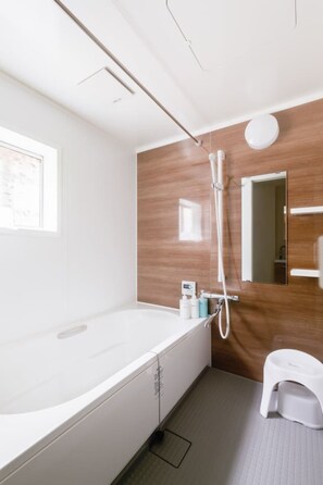 Maison Confort | Salle de bain | Baignoire et douche séparées, séchoir à cheveux, pantoufles, bidet
