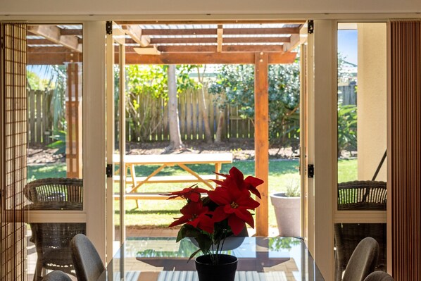 Outdoor dining - Mount Holidaze - Mt Maunganui Holiday Home (Mt Maunganui)