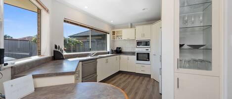 Kühlschrank, Mikrowelle, Geschirrspüler, Toaster