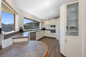 Kjøleskap, mikrobølgeovn, oppvaskmaskin og brødrister