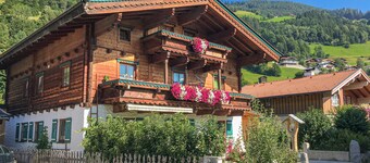 Cosy apartment with terrace in Bramberg