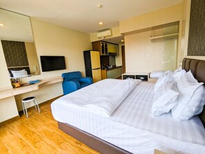 Desk, iron/ironing board, free WiFi - Lovina at Pelita Nagoya Apartment (Batam)