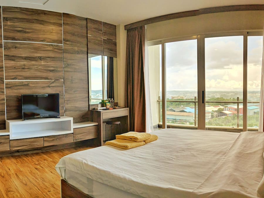 Lovina 19-05 Studio Apartment | Meja, seterika/papan seterika, Wi-fi percuma