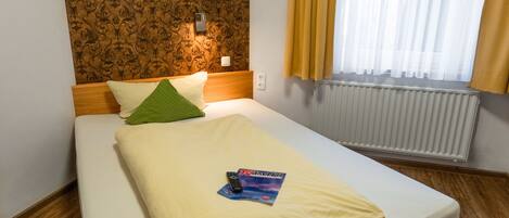 1 bedroom, desk, WiFi, bed sheets