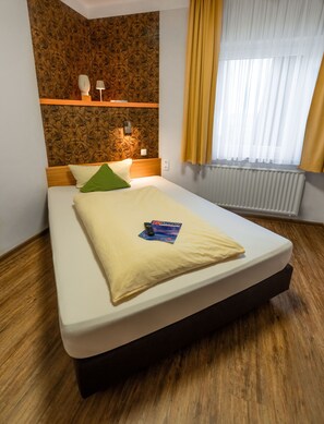 1 slaapkamer, een bureau, wifi, beddengoed