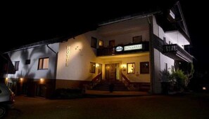 Exterior - Doppelzimmer mit Balkon - Hotel & Ferienwohnungen Seeschlößchen (Waldeck)