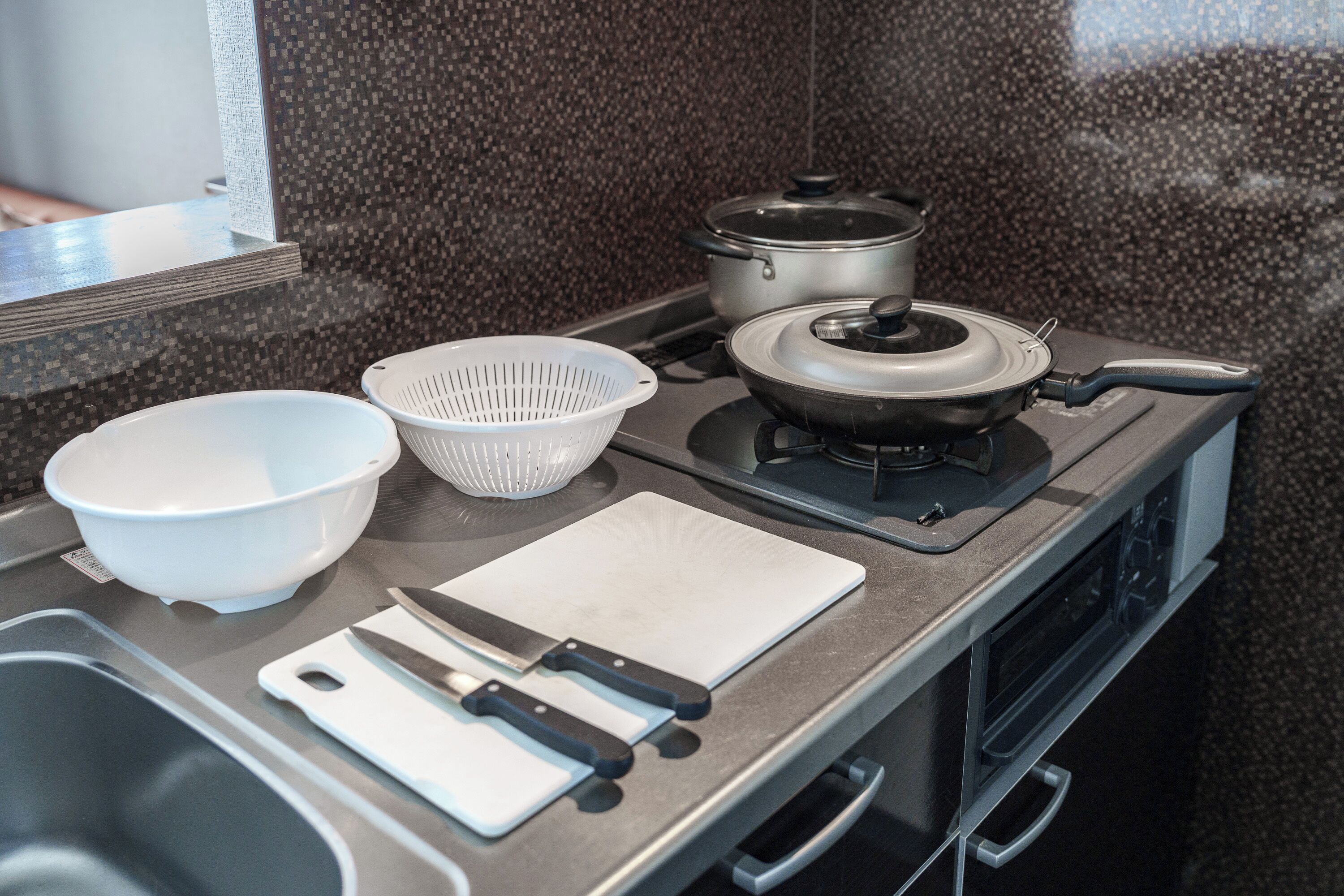 Refrigerador, microondas, parrilla de estufa y utensilios de cocina 