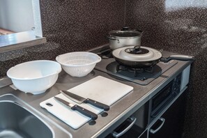 Refrigerador, microondas, placa de cocina, utensilios de cocina