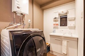 Apartment, Non Smoking | Bathroom | Separate tub and shower, free toiletries, hair dryer, slippers