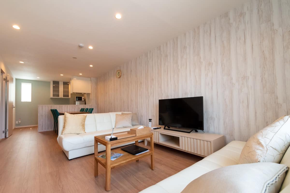 Apartment, Non Smoking | Living room | Flat-screen TV