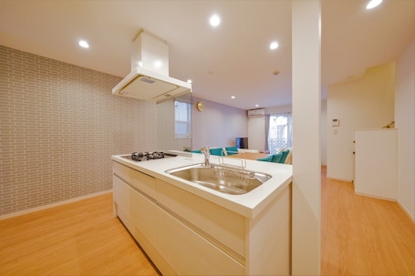 Family Suite, Non Smoking | Private kitchen | Fridge, microwave, electric kettle