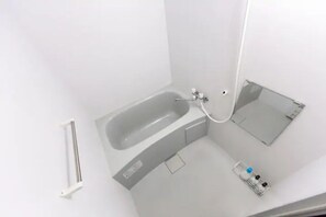 Lejlighed - ikke-ryger | Badeværelse | Separat badekar og bruser, gratis toiletartikler, hårtørrer, hjemmesko