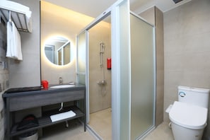 Buồng tắm vòi sen, máy sấy tóc, dép đi trong nhà