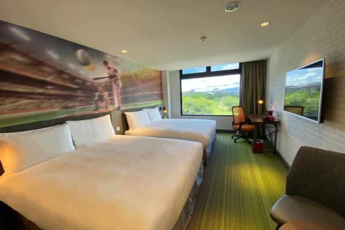 1 bedroom, down duvets, desk, blackout curtains