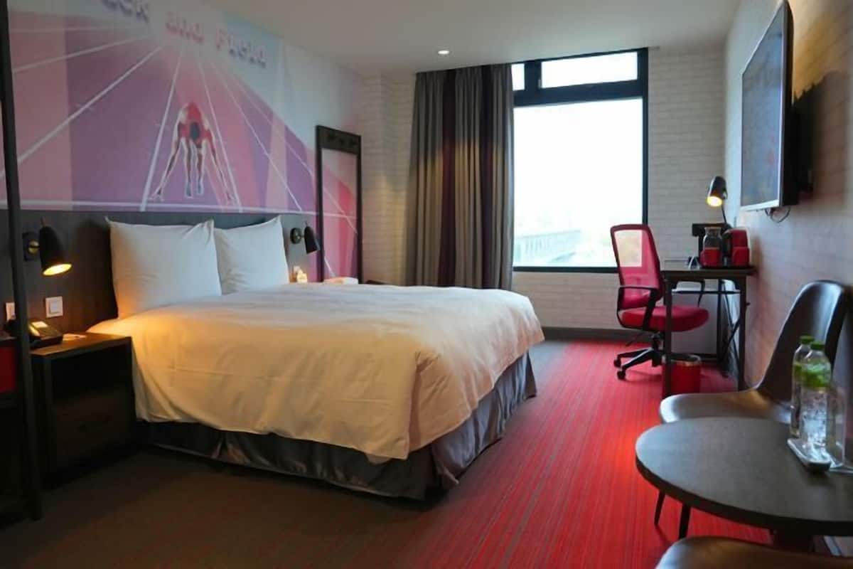 Down duvets, desk, blackout curtains, free WiFi