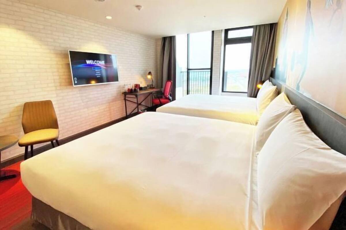 1 bedroom, down duvets, desk, blackout curtains