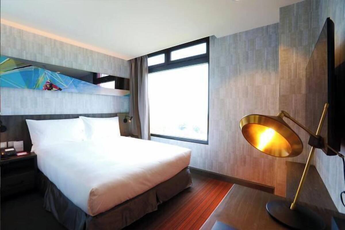 1 bedroom, down duvets, desk, blackout curtains