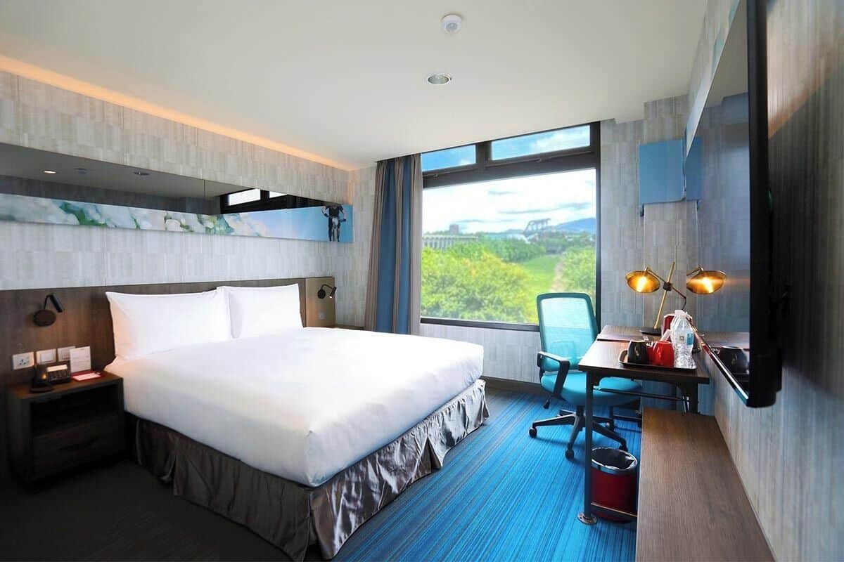 Speed room King | Down comforters, desk, blackout drapes, free WiFi