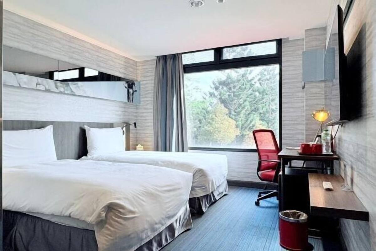 1 bedroom, down duvets, desk, blackout curtains