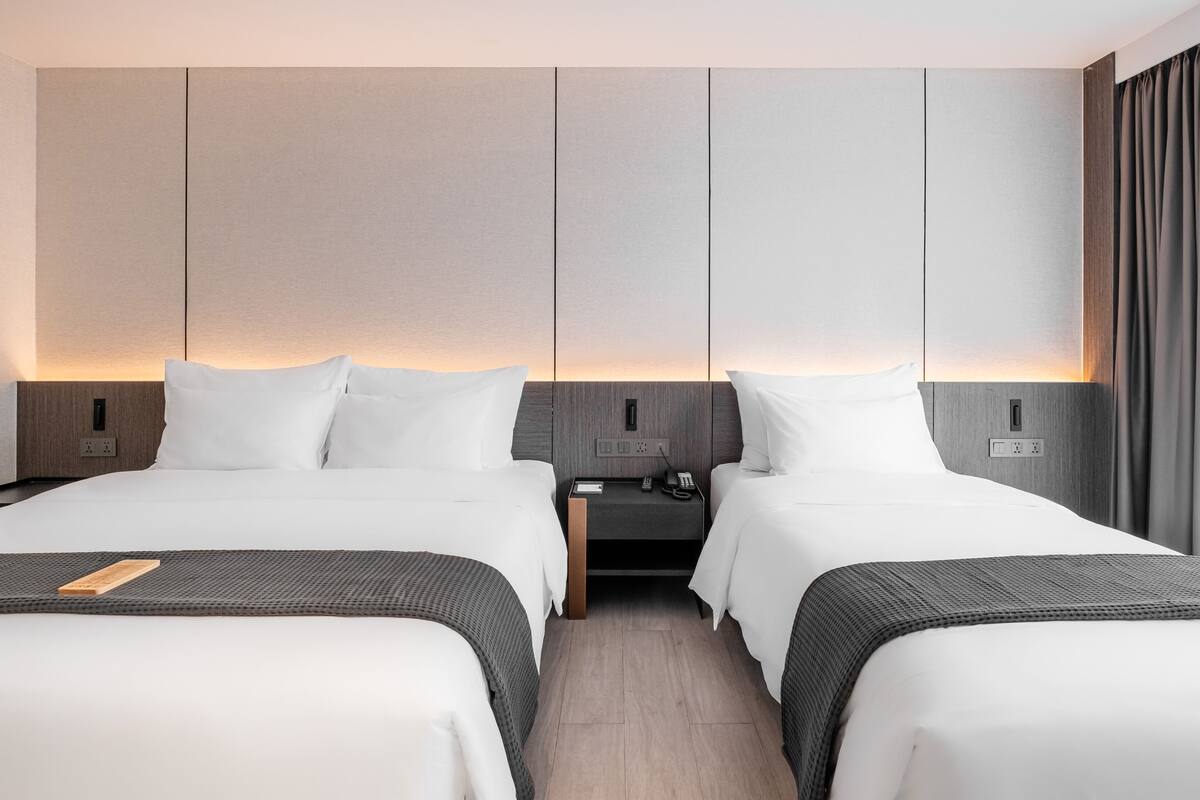 Familierom | Minibar, safe på rommet, skrivebord og lydisolert